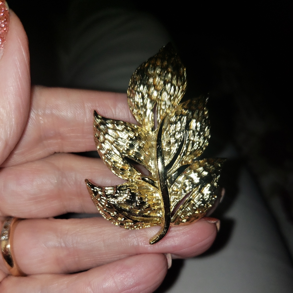 VINTAGE Gold Leaf Brooch | Mid Century Granny Chic Statement Pin